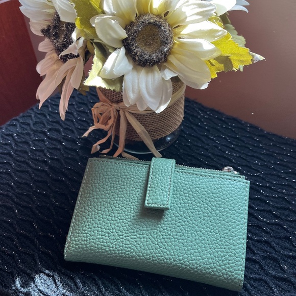 Matt & Nat Green Wallet - Picture 1 of 3